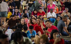 'Biển người' ở trung tâm TP.HCM chờ ngắm pháo hoa giao thừa Tết Bính Ngọ 2026