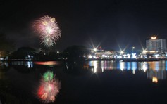Cà Mau giao thừa quảng trường chật kín người, pháo hoa thắp niềm tin năm mới