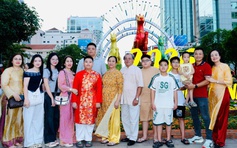 Gia đình miền Bắc vào TP.HCM ăn tết: Ấn tượng mai vàng ngập lối