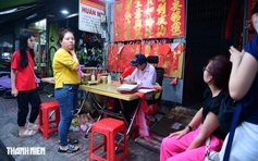 Cuối năm người Hoa ở Chợ Lớn đi 'mua chữ': Mong bình an, phát đạt