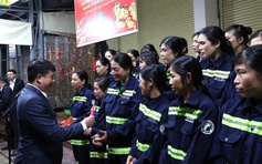 Lãnh đạo tỉnh Lâm Đồng tặng quà tết công nhân vệ sinh trong đêm giao thừa