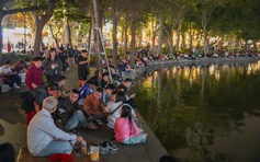Người dân đổ về hồ Hoàn Kiếm đợi pháo hoa đón giao thừa