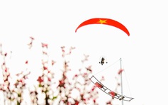 Sát tết, du khách vẫn đổ về Cần Giờ bay dù lượn, khinh khí cầu