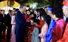 Tổng Bí thư Tô Lâm dâng hương tại tượng đài vua Lý Thái Tổ