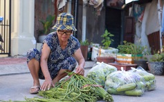 Sạp 'Minh Rau' tặng rau miễn phí ngày cuối năm: 'Lấy nhiều về ăn tết cũng được'