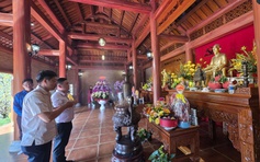 Dâng hương Bác Hồ giữa không gian xuân trang nghiêm ở Tỉnh ủy Đồng Nai