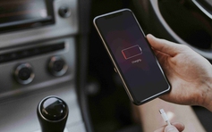 Sai lầm thường gặp khi sạc điện thoại trong ô tô