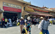 Chen chân ở chợ đầu mối lớn nhất Sài Gòn ngày cận tết
