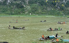 Hàng trăm người xuyên đêm tìm 2 nạn nhân mất tích vụ chìm thuyền trên sông Gianh