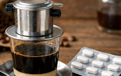 Bác sĩ 24/7: Có nên uống cà phê đặc hay paracetamol sau khi say rượu?