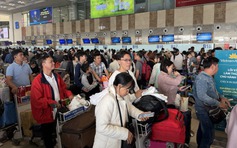 Sân bay Nội Bài đông nghẹt chiều mùng 4 tết