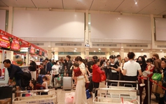 Mùng 4 tết, ga đi sân bay Tân Sơn Nhất kín người: Chuyện gì đang xảy ra?