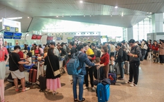 Sân bay Vinh chiều mùng 5 tết: Hàng ngàn người chờ trở lại TP.HCM