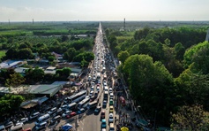 Xe cộ hành hương kín đường đến núi Bà Đen