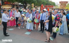 Khách quốc tế đến TP.HCM bất ngờ được lì xì, thưởng thức bánh chưng chiều mùng 5 tết