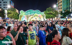 Đường hoa Nguyễn Huệ bế mạc: Hơn 1,8 triệu lượt khách tham quan dịp Tết Nguyên đán
