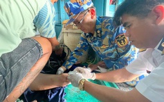 Chiến sĩ nhà giàn DK1/10 cấp cứu ngư dân bị nạn trên biển