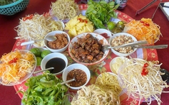 Hương vị quê hương: Sò huyết cửa sông Roòn 'lên mâm'