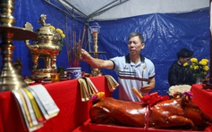 Hẻm TP.HCM rộn ràng tục cúng xóm cầu an của người Quảng