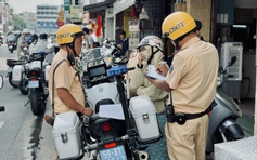 Tin đồn không gạt chân chống xe máy bị phạt 14 triệu đồng: CSGT nói gì?