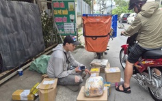 Nghe shipper kể chuyện giao hàng sau tết, mong được lì xì bằng... sự thông cảm