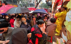 Bất chấp trời mưa, khách hàng ùn ùn đi mua vàng Thần tài từ sáng sớm