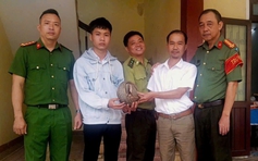 Bắt gặp tê tê bò trong vườn, nam sinh Đà Nẵng mang đến công an giao nộp