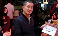 Xếp hàng xuyên đêm mua vàng cầu may ngày vía Thần tài