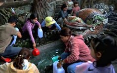 Nhộn nhịp dòng người lấy 'lộc' từ mạch nước ngầm trăm năm ở TP.HCM