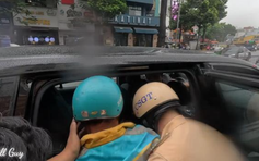 5 phút giữa mưa lớn: CSGT TP.HCM mở đường cứu tài xế trong 'thời gian vàng'