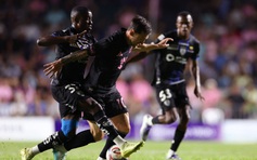 Messi bị CĐV quá khích quật ngã ngay trong trận giao hữu tại Puerto Rico, an ninh ‘toát mồ hôi’