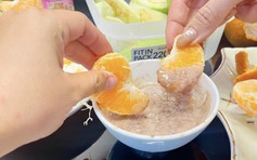 Cam bù chấm mắm ruốc gây tranh cãi: Vị chua ngọt hòa mặn đậm ra sao?