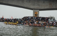 Lật thuyền trước khai mạc giải đua ghe trên phá Tam Giang, hai mẹ con tử vong