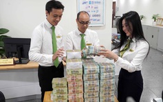 Thấy gì khi người dân, doanh nghiệp ùn ùn gửi tiền vào ngân hàng?