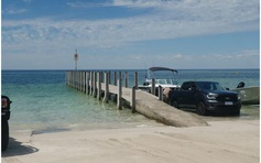 Cậu bé bơi 4 km trong vùng biển động để cứu gia đình bị cuốn ra biển