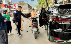 Tài xế Lexus bị khởi tố vì mở cửa xe gây tai nạn chết người