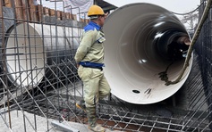 Cận cảnh dự án thoát nước 'khu biệt thự triệu đô' qua đê sông Hồng