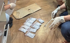 Biến nơi ở thành 'boong ke', giao dịch ma túy qua khe cửa