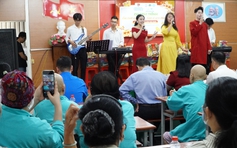 Người trẻ đưa âm nhạc và quà tết đến bệnh nhân ung bướu ở Cần Thơ