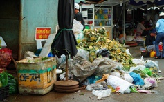 Rác thải ùn ứ do công ty trúng thầu chưa nắm hết địa bàn thu gom