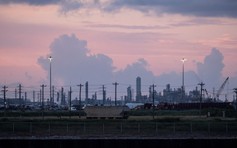 Ngành lọc dầu Mỹ quá tải với nguồn dầu thô từ Venezuela