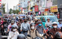 Giáp Tết Bính Ngọ, kẹt xe bủa vây các tuyến đường TP.HCM từ sáng tới tối mịt