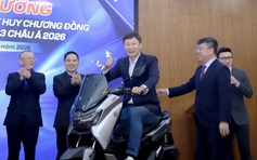 U.23 Việt Nam được thưởng xe máy xịn: Ông Kim và học trò háo hức trải nghiệm… ngay trên sân khấu