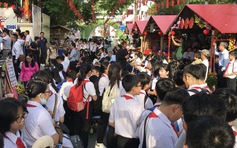 Đông nghịt người đổ về hội xuân kiểu... 'miệt vườn'