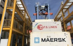 Nhiều container hàng bị kẹt ở cảng đã được 'kéo' về