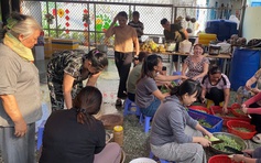 Chủ trọ ở TP.HCM nấu cơm tất niên đãi người thuê, lì xì mỗi phòng 500.000 đồng