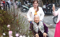 Người Hà Nội tìm về chợ hoa phố cổ sắm tết