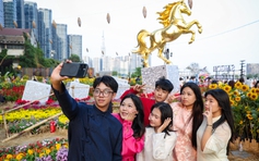 Người dân TP.HCM thích thú check-in linh vật ngựa vàng tại công viên Ba Son