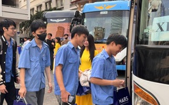 Chuyến xe đưa sinh viên miền Trung về quê đón tết sau bão lũ