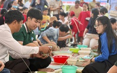 Hàng trăm công nhân TP.HCM trổ tài gói bánh tét, nấu mâm cơm tết